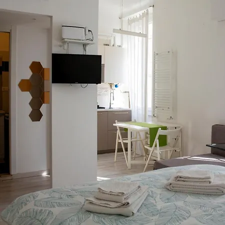 21 Apartment *